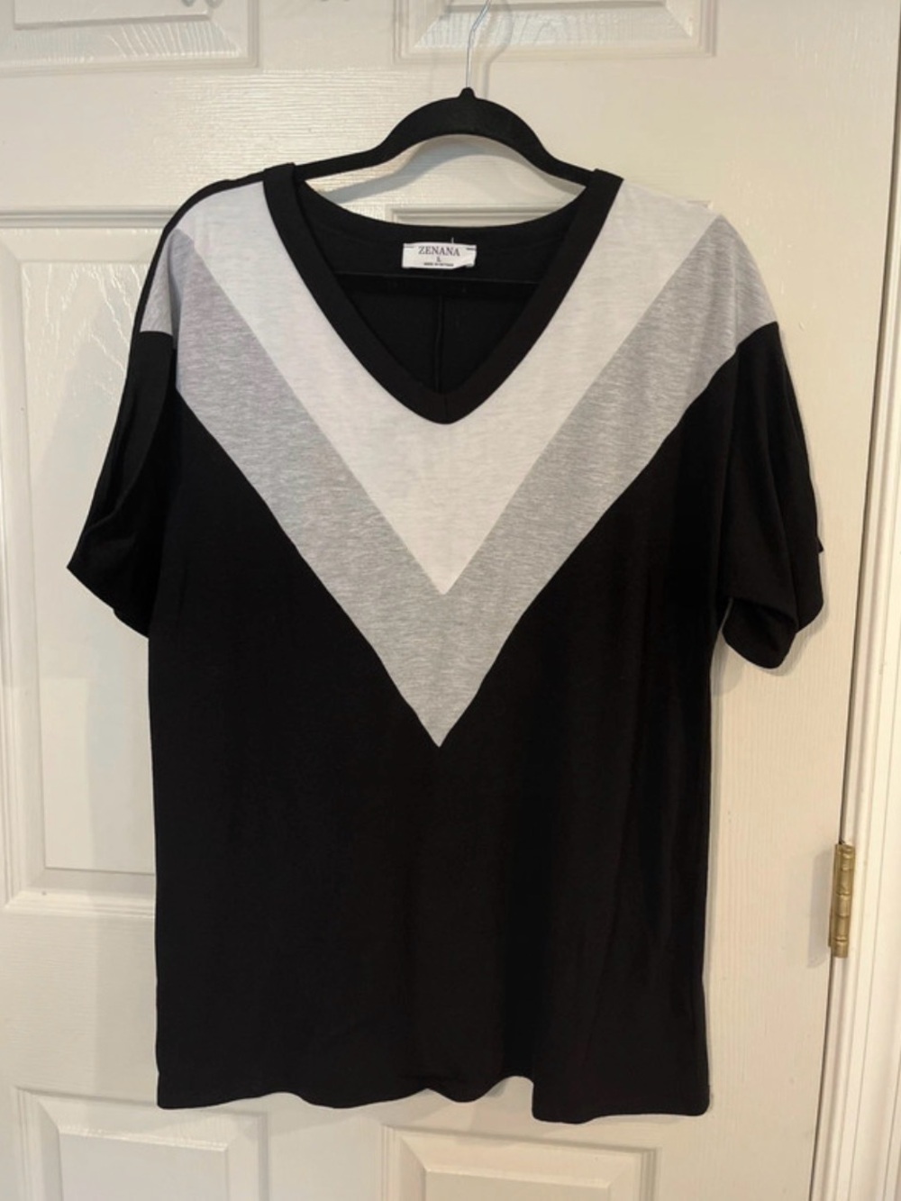 #85 ZENANA Black V-Neck Tee with Gray and White Chevron Women’s Large